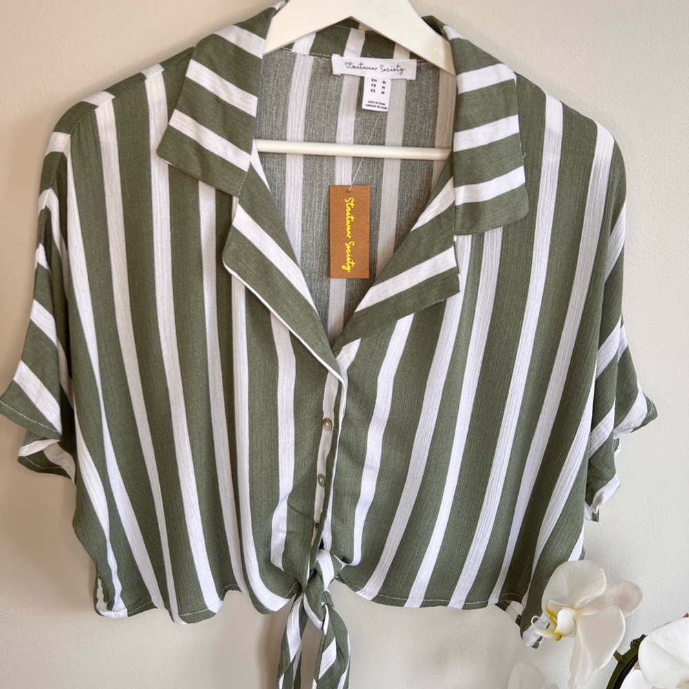 Baggy button-down t-shirt with a front knot